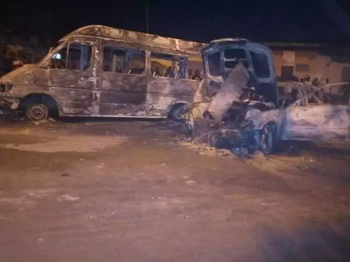 Un bus et plusieurs autres véhicules incendiés à Yopougon - YECLO.com