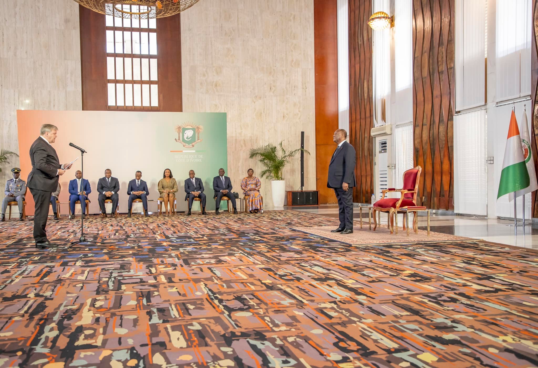 Côte d’Ivoire : 8 nouveaux ambassadeurs présentent leurs lettres de créances au président Ouattara, des images